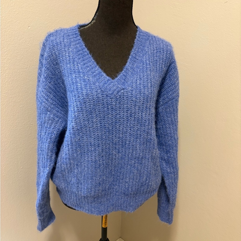 Cozy Blue Knitted V-Neck Sweater Size M/L - Picture 1 of 3